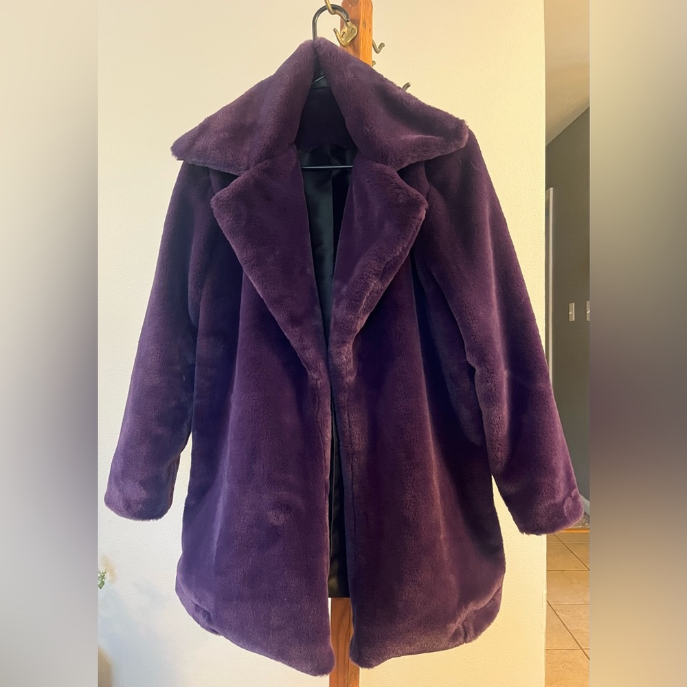 New and unique Purple faux fur coat - size Medium
